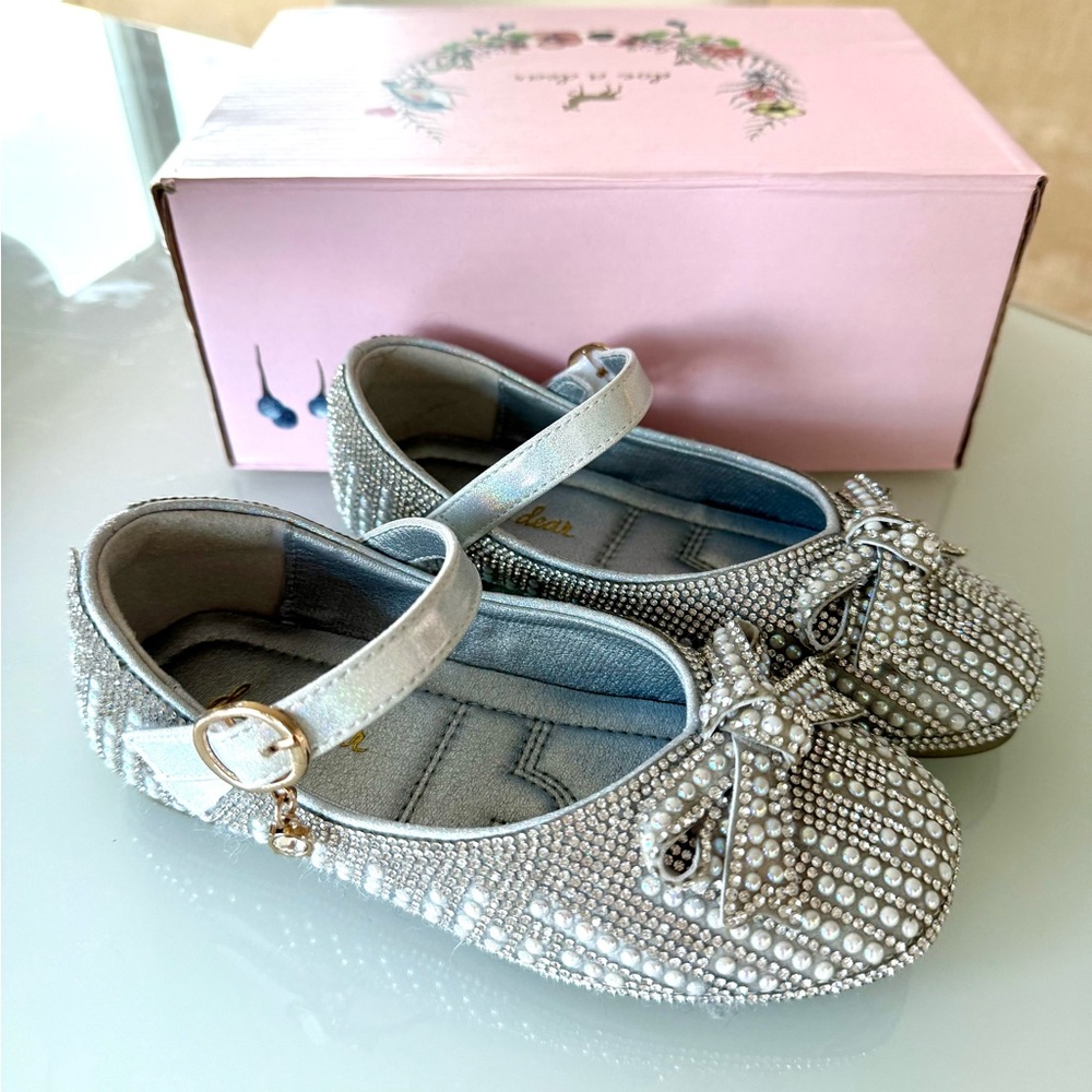 Doe a dear Silver Kids Dress Shoes with Bow. Size toddler 11.5